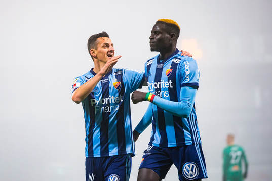 Djurgårdens Aliou Badji (h) gör 0-1 och jublar med Haris