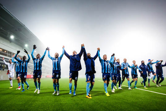 Djurgårdens spelare jublar med fansen
