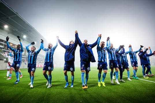 Djurgårdens spelare jublar med fansen