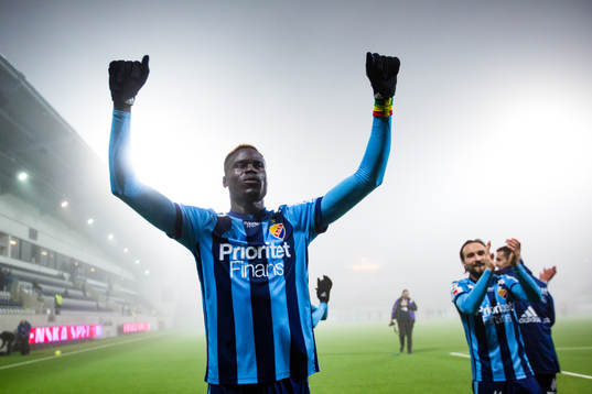 Djurgårdens Aliou Badji jublar med de tillresta