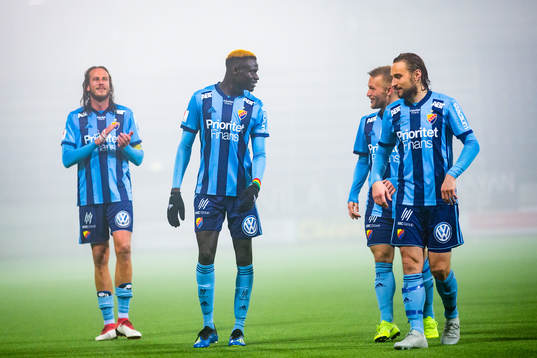 a vänster) jublar med lagkamrater