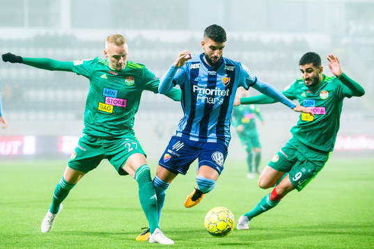 Djurgårdens Omar Eddahri i kamp om bollen med Dalkurds