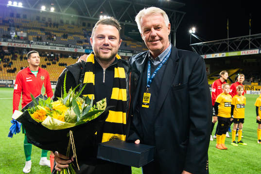 Bosse Karlsson delar ut priset "Årets tränare" till
