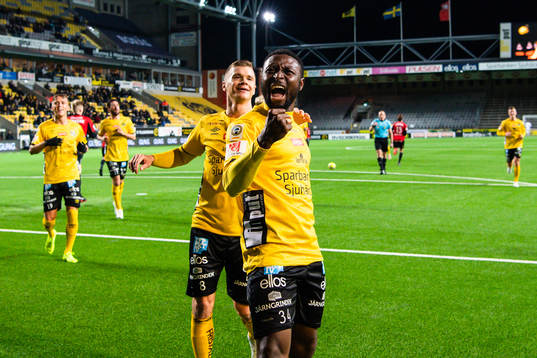 Elfsborgs Chinedu Obasi jublar med Samuel Holmén