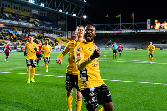 Elfsborgs Chinedu Obasi jublar med Samuel Holmén