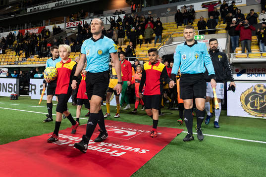 Lagen på väg in på Borås arena med domartrion i spetsen