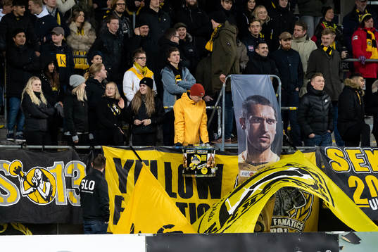 Elfsborgs supportrar hyllar Elfsborgs Emir Bajrami (ej i