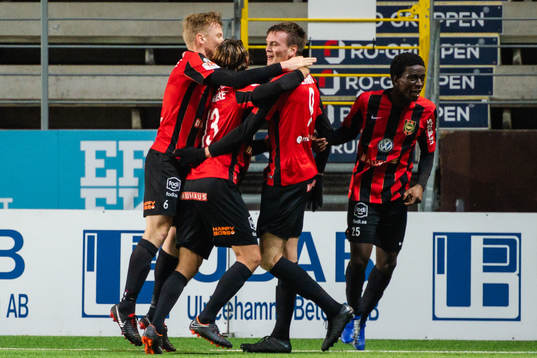 Brommapojkarnas Kristján Flóki Finnbogason jublar med