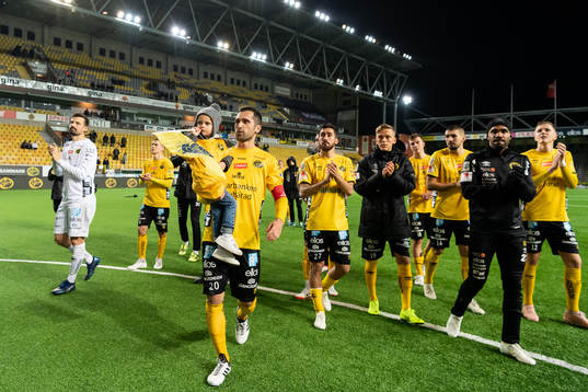 Elfsborgs Emir Bajrami med sonan tar emot supportrarna