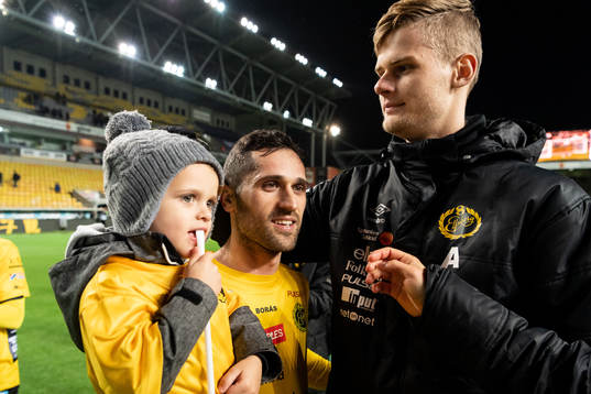 Elfsborgs Emir Bajrami kramas om av målvakt Tim Rönning