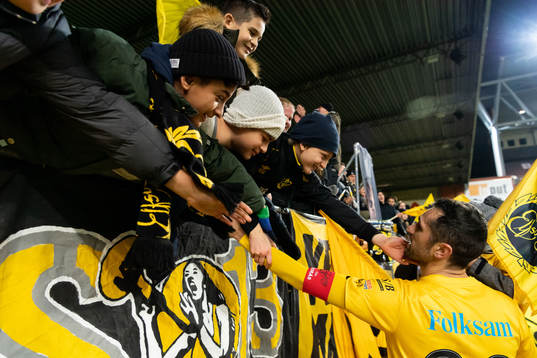 Elfsborgs Emir Bajrami med sonan tar emot supportrarna