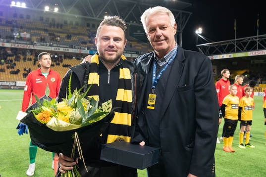 Elfsborgs manager Jimmy Thelin tar emot domarnas pris för