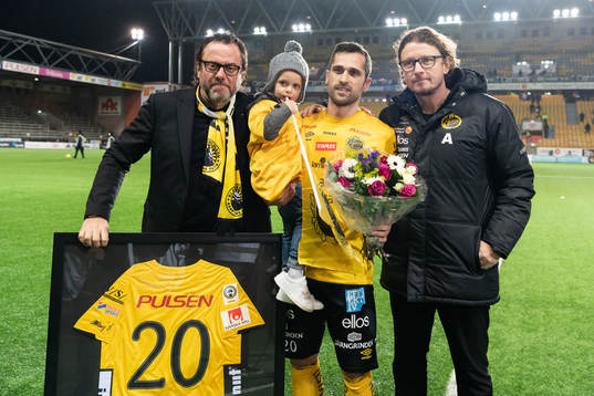 Elfsborgs Emir Bajrami med sonen Leonel i famnen tar emot