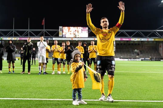Elfsborgs Emir Bajrami med sonen Leonel tackar publiken