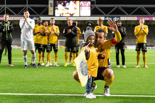 Elfsborgs Emir Bajrami med sonen Leonel