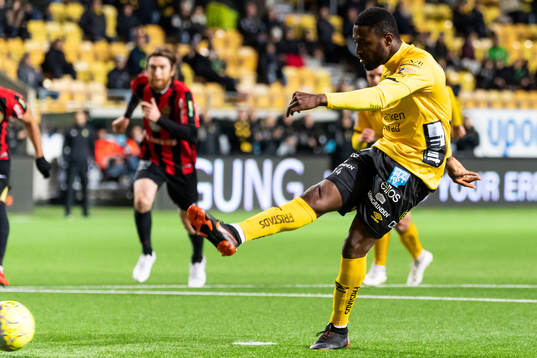 Elfsborgs Chinedu Obasi skjuter 1-0 på straff