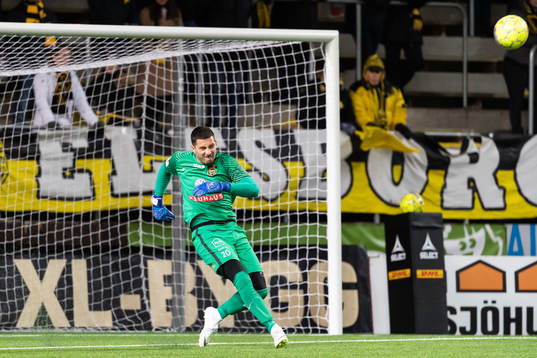 Brommapojkarnas målvakt Nikola Petric