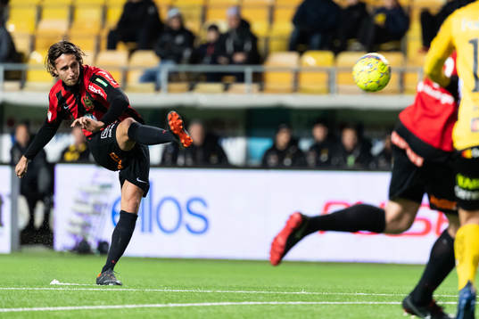 Brommapojkarnas Philip Hellqvist skjuter frisspark