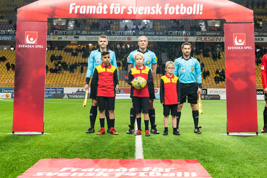 Domartrion med bollbärare från DHL