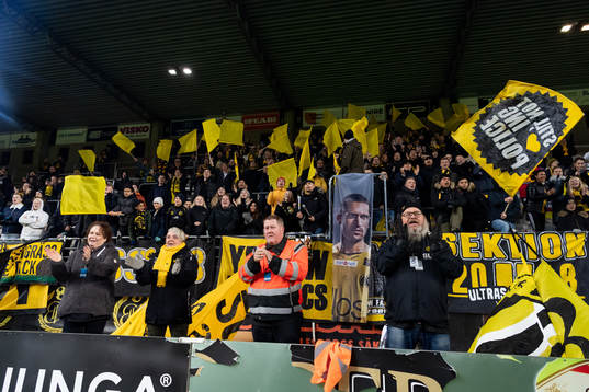 Elfsborgs supportrar hyllar Emir Bajrami (ej i bild)