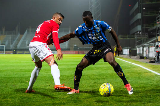 Sirius Moses Ogbu i en duell med Kalmars Mikael Dyrestam