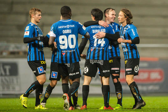 Sirius Ian Sirelius jublar med lagkamrater