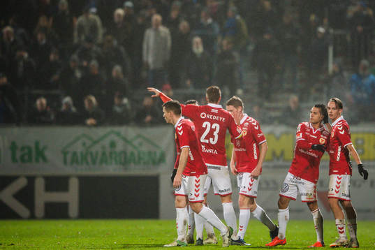 Kalmars Hiago Ramiro jublar med lagkamrater