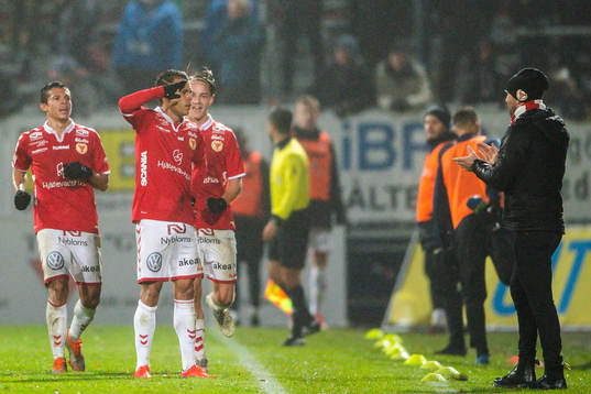 Kalmars tränare Nanne Bergstrand jublar med Hiago Ramiro