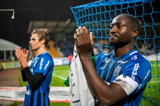 Sirius Moses Ogbu och Oscar Pehrsson tackar publiken