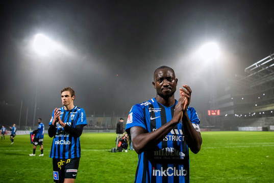 Sirius Moses Ogbu och Oscar Pehrsson tackar publiken