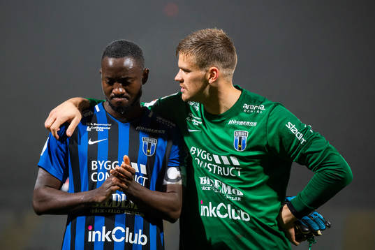 Sirius målvakt Karim Fegrouch och Moses Ogbu tackar