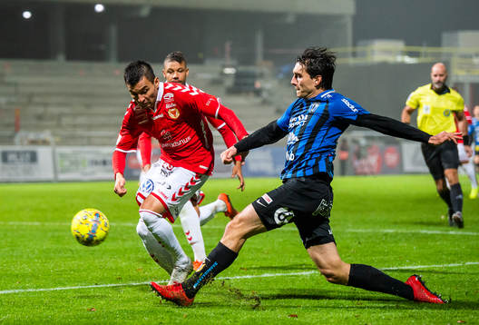Kalmars Emin Nouri i en duell med Sirius Ian Sirelius