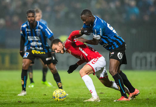 Kalmars Herman Hallberg i en duell med Sirius Moses Ogbu