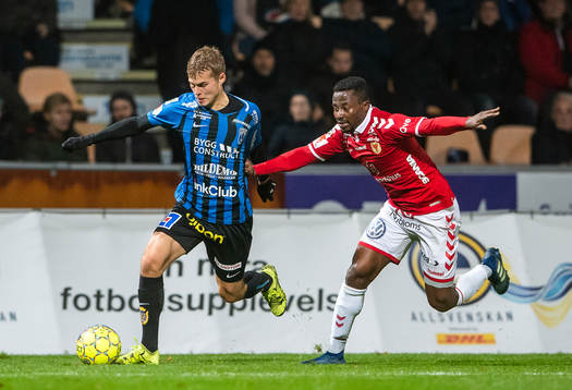 Kalmars Chima Akas i en duell med Sirius Sam Lundholm