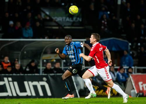 Kalmars Victor Agardius i en duell med Sirius Moses Ogbu