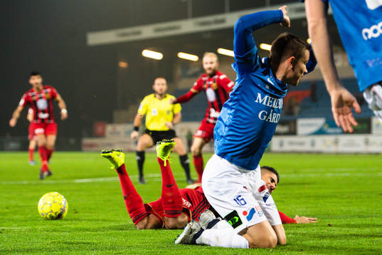 Östersunds Hosam Aiesh fälls av Trelleborgs Oscar