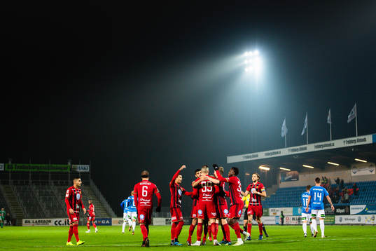 Östersunds Dino Islamovic jublar med lagkamrater
