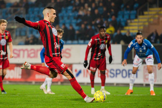 Östersunds Dino Islamovic gör 0-1 på straff