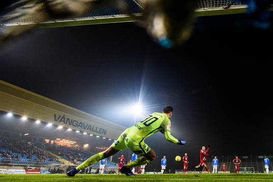 Östersunds Dino Islamovic gör 0-1 på straff bakom