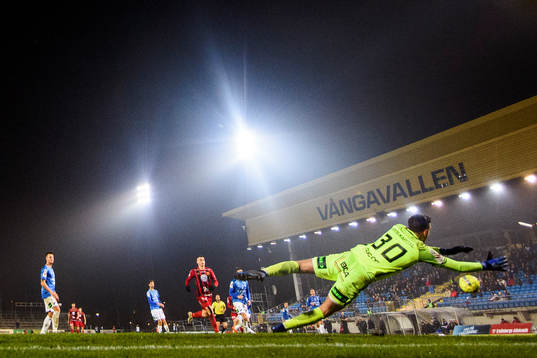 Trelleborgs målvakt Marko Johansson räddar skott från