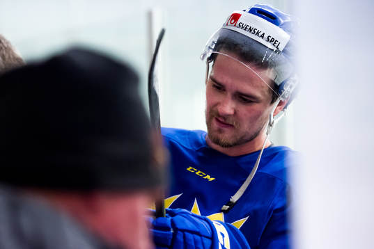 Linus Johansson skriver autografer