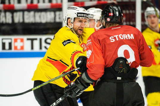 Justin Krueger of Bern and Frederik Storm of Malmö Redhawks