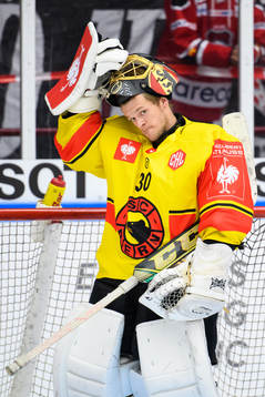 Goalkeeper Leonardo Genoni of Bern