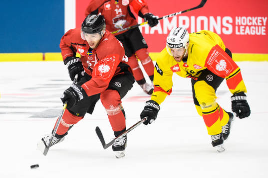 Konstantin Komarek of Malmö Redhawks and Matthias Bieber