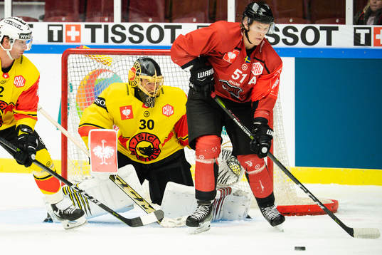 Emil Sylvegård  of Malmö Redhawks and goalkeeper Leonardo