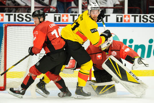 Simon Moser of Bern and goalkeeper Lars Volden of Malmö