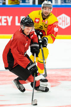 Johan Olofsson of Malmö Redhawks and Simon Moser of Bern