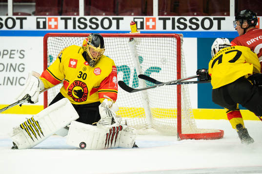 Goalkeeper Leonardo Genoni of Bern saves