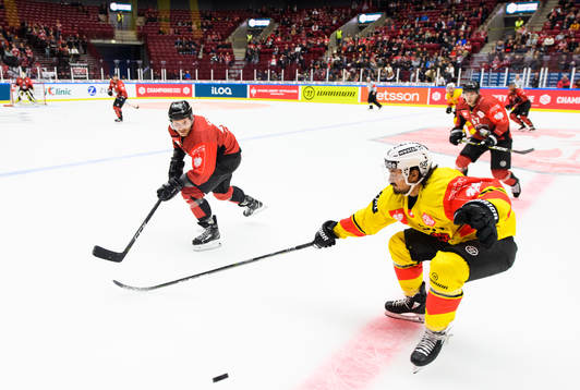 Frederik Storm of Malmö Redhawks and Eric Blum of Bern