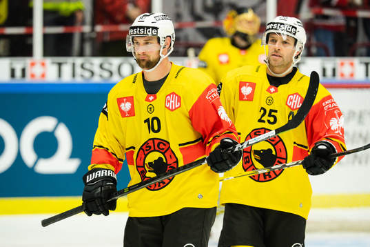 Tristan Scherwey and Andrew Ebbett of Bern looks dejected